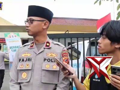 Ramadhan prima polres sukabumi kota bagi takjil kepada warga