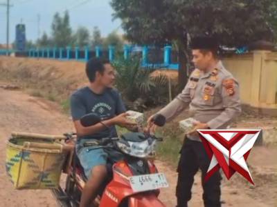 Bagi takjil Ramadhan 1447 H kepada masyarakat oleh personil Polsek Pedamaran timur