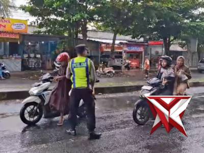 Polsek Kajen Bagikan Takjil kepada Warga