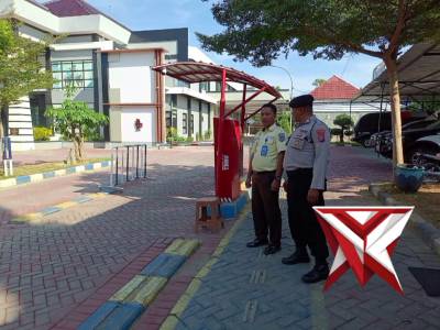 Patroli polsek tlanakan melaksanakan patroli dialogis guna sampaikan himbauan