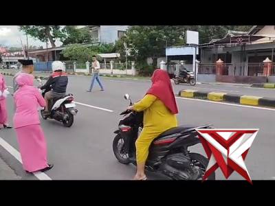 Polsek Sukomoro bagi takjil di depan mako