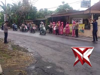 Pembagian takjil gratis Polsek Bendosari Polres Sukoharjo bersama ibu Bhayangkari Ranting Bendosari