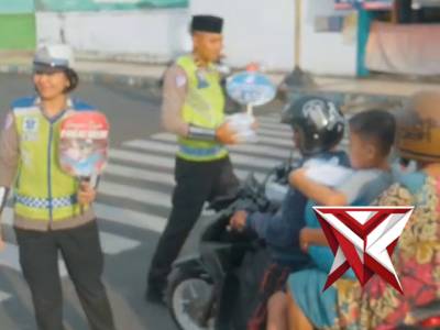 *Satlantas Polresta Bengkulu Edukasi Tertib Lalu Lintas dan Berbagi Takjil kepada Pengendara*