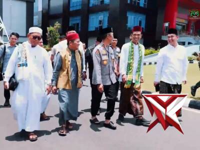 Menjemput Kemuliaan dalam Pengabdian: Momen Khusyuk Kapolda Sumsel & UAS di Masjid Assa&rsquo;adah