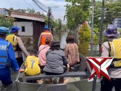 Tim SAR Ditpolairud Evakuasi Warga Terdampak Banjir