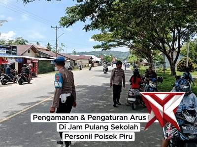 PENGAMAN DAN PENGATURAN ARUS LALIN DI JAM PULANG SEKOLAH PERSONIL POLSEK PIRU