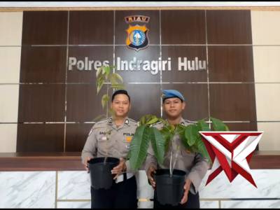 Pemberian bibit pohon kepada personil yang berulang tahun - PoliceTube