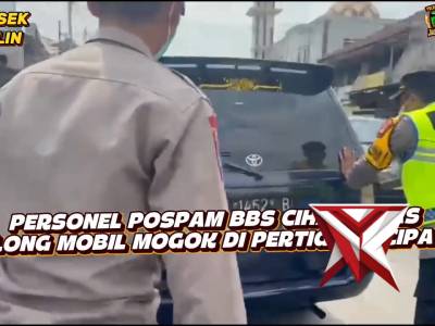 Personel Pos Pam BBS Cihampelas Bantu dorong mobil mogok di pertigaan Cipatik, Cihampelas.  kepada m