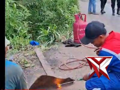 Pembersihan baju jLn Polsek BTS ulu polres Mura