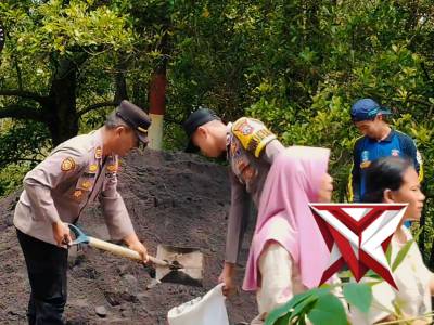 KORVE PASKA LONGSOR OLEH POLSEK TEMPURSARI JALAN RAYA KALIULING DESA TEMPURSARI