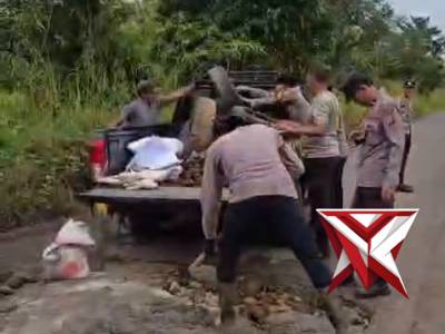 Penampakan jalan berlobang oleh Polsek BTS ulu polres Musi Rawas - PoliceTube