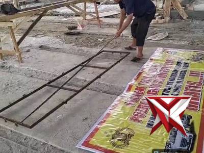 Kegiatan pemasangan rangka spanduk