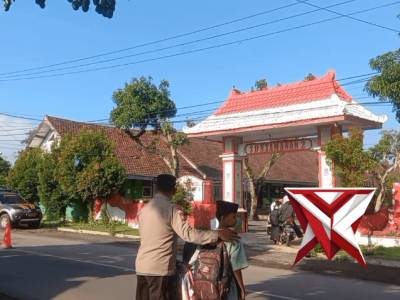 Anggota Polsek Tamanan melaksanakan Commander Wish (CW) didepan SDN TAMANAN 2