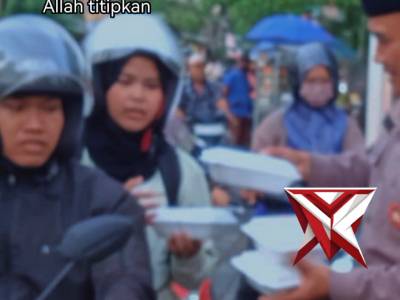 bhabinkamtibmas desa Tropodo polsek waru bersama warga perum TWT bagi takjil kepada masyarakat
