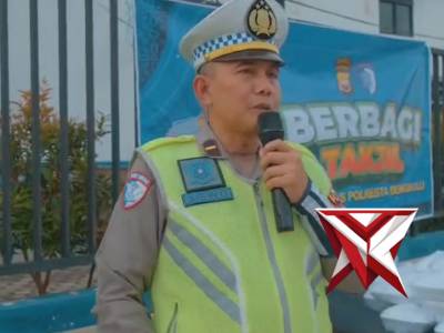 *Satlantas Polresta Bengkulu Edukasi Tertib Lalu Lintas dan Berbagi Takjil kepada Pengendara*