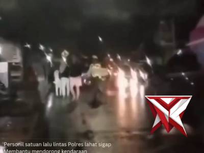 Tolong menolong, hidup jadi lebih ringan. Saling membantu, jalan menuju kebahagiaan.