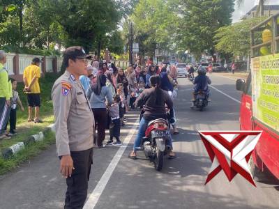 Pengamanan Kegiatan Pembagian Takjil Oleh TK Kemala Bhayangkari - PoliceTube