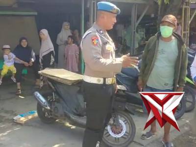 POLSEK BALONGPANGGANG: PATROLI PARKIRAN PASAR