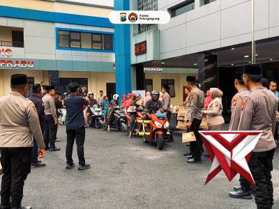 Polres Tulungagung berbagi takjil - PoliceTube