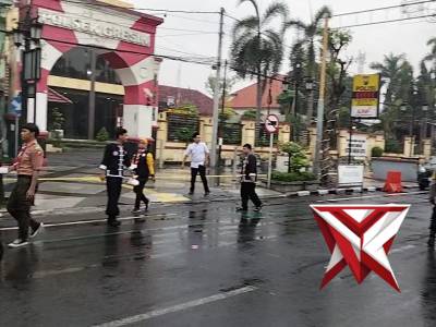 Pembagian takjil bersama perguruan pencak silatnya di kec Gresik