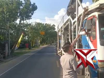 Personil Polres OKI berbagi Takjil kepada masyarakat