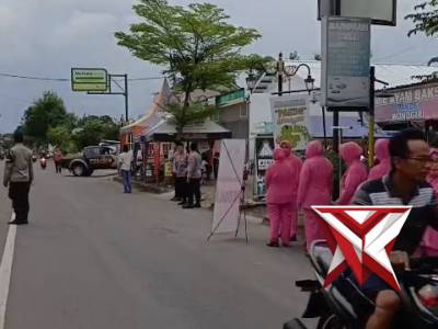 Berbagi Takjil Polsek Nguntoronadi Bersama Bhayangkari ?
