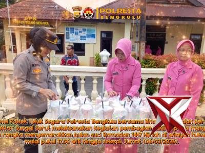*Pererat Kedekatan dengan Warga, Polsek Teluk Segara Bersama Bhayangkari Berbagi Takjil di Wil Hukum