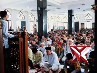 Menjemput Kemuliaan dalam Pengabdian: Momen Khusyuk Kapolda Sumsel & UAS di Masjid Assa&rsquo;adah