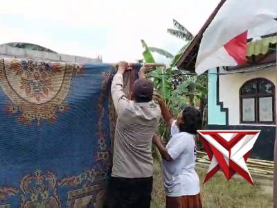 Anggota Polsek Jatiroto membantu masyarakat