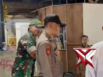 Giat personel Polsek Gresik melaksanakan pengamanan Natal di gereja