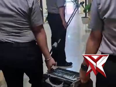 Anggota TIK pemasangan sound sytem gelar apel Bid TIK Polda Sumsel