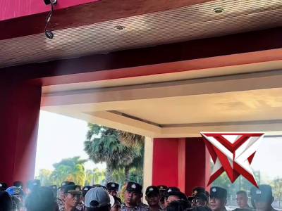 PENGAMAN UNRUS OLEH APMS DI KANTOR PEMKAB SUMENEP