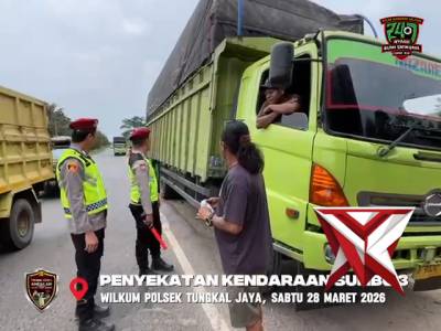 Personil Polsek Tungkal Jaya Polres Muba Melaksanakan Giat Penyekatan Kendaraan Sumbu 3