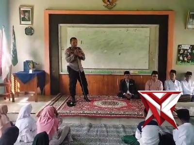 Anggota polsek pasirian melaksanakan penyuluhan kepada siswa siswi di pasirian