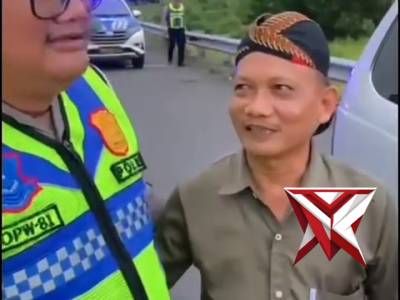 SATLANTAS POLRES OKI MEMBANTU PEMUDIK YANG KEHABISAN BBM SATLANTAS POLRES OKI HADIR