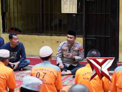 Kegiatan Kapolres OKI berbuka puasa bersama Tahanan Polres OKI