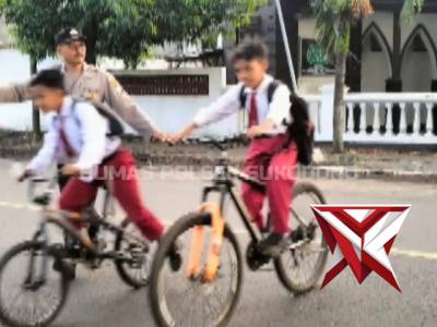 Seberangkan Anak Sekolah, Rutinitas Giat Poros Pagi Anggota Polsek Sukodono