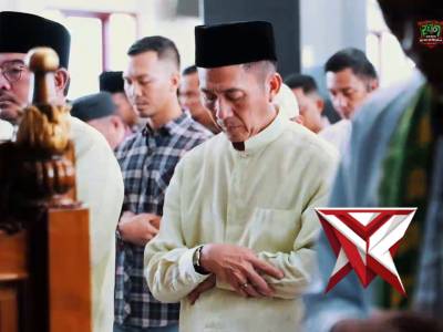 MOMEN KHUSYUK KAPOLDA SUMSEL & UAS PADA PELAKSANAAN SHOLAT JUM&rsquo;AT DI MASJID ASSA&rsquo;ADAH POLDA SUMSEL - PoliceTube
