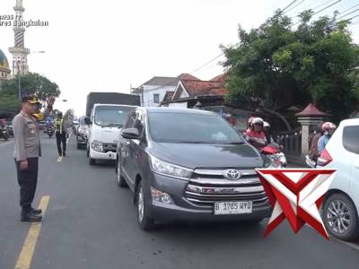 PEMANTAUAN DAN PENGATURAN ARUS LALU LINTAS OLEH KAPOLRES BANGKALAN AKBP WIBOWO, S.I.K., M.H. BERSAMA