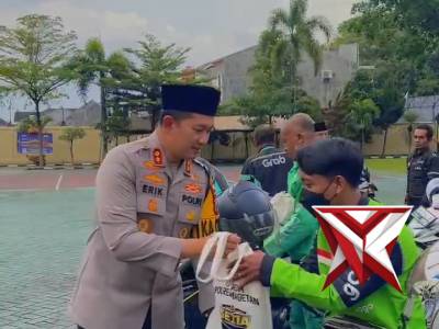 Menjelang Hari Raya Idulfitri, Polres Magetan membagikan bingkisan Lebaran kepada para pengemudi