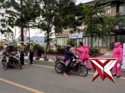 Dekatkan Diri dengan Masyarakat, Personel Polres Mabar Berbagi Takjil di Jantung Wisata Labuan Bajo