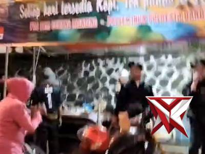 Polsek Ibun menunjukkan kepedulian terhadap para pemudik dengan membagikan kopi gratis