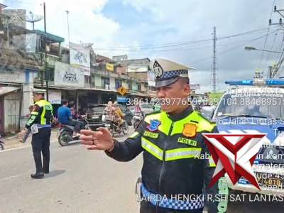 Anggota Polres OKI Lakukan Update Kondisi Jalan Terkini untuk Masyarakat