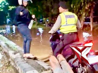 PERSONEL POLSEK BUGUL KIDUL MEMBANTU WARGA YANG TERJEBAK BANJIR