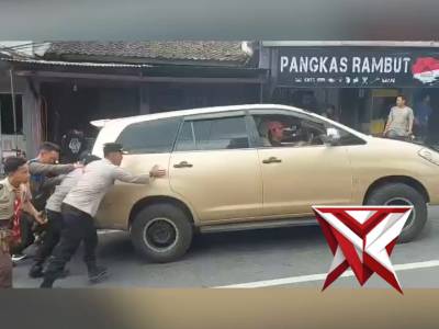 Wakapolres Majalengka Turun Tangan Bantu Dorong Mobil Pemudik yang Mogok di Tanjakan Maja - PoliceTube