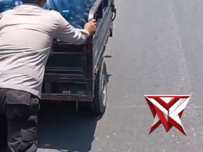 AKSI HUMANIS POLSEK JABON, MEMBANTU WARGA MENGALAMI KENDALA DIJALAN - PoliceTube