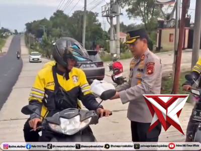 Berbagi Takjil ke Ojek Online Polres OKU Timur.
