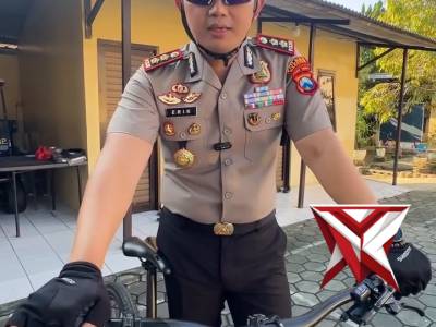 Menindaklanjuti arahan Presiden Prabowo Subianto, Kapolres Magetan berangkat ke kantor naik sepeda - PoliceTube