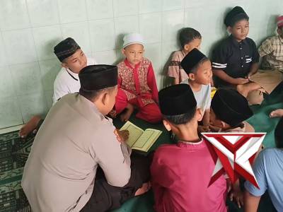 Anggota Polsek Sumbersuko Laksanakan Sambang dan Pembinaan kepada Anak-Anak di Lingkungan Musholla