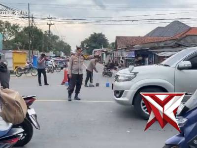 PEMANTAUAN DAN PENGATURAN ARUS LALU LINTAS OLEH KAPOLRES BANGKALAN AKBP WIBOWO, S.I.K., M.H. - PoliceTube